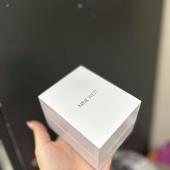 Women's Quartz Not Water Resistant Rubberized Bracelet Watch - Picture 4 of 6